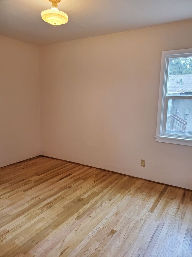 Foto del edificio - Charming South Hill Home with Flexible Living Space - Coming soon!