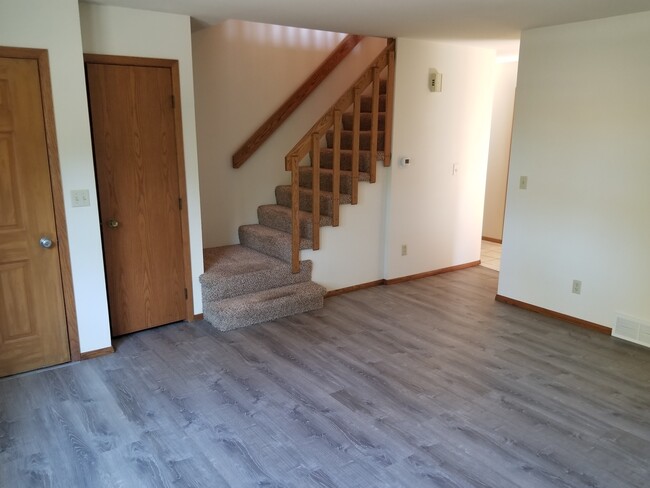 Building Photo - 627 Brooks Pl
