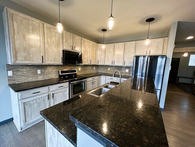 Foto del edificio - This 4-bedroom, 4-bathroom House is stunni...