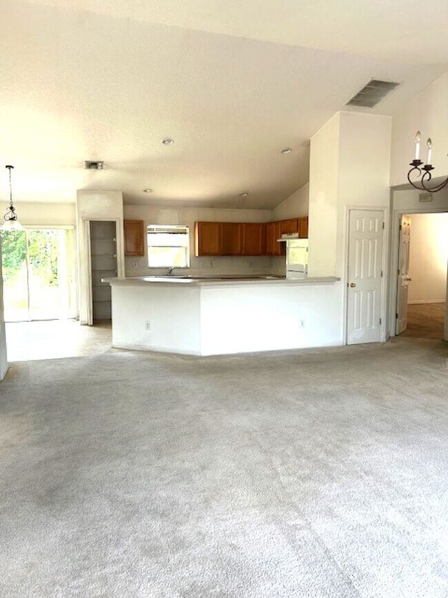 Building Photo - 3 bedroom, 2 bath home