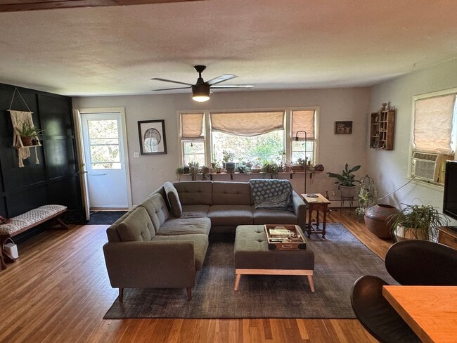 Building Photo - Beautifully Maintained 2 Bedroom Single Fa...