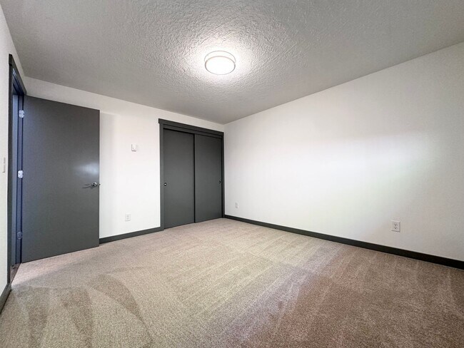 Foto del edificio - 2 Bed 1 Bath Duplex Freshly Renovated Near Glendoveer Golf Course!