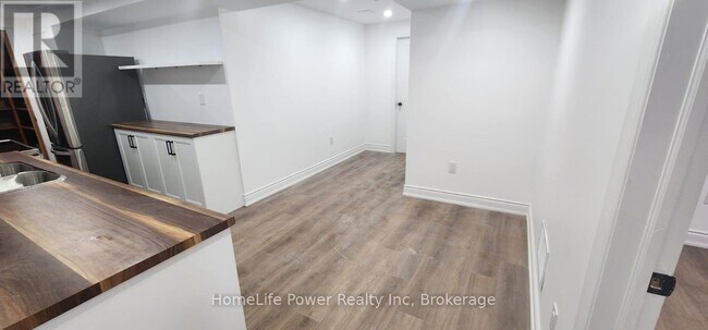 Building Photo - 6 Hollyberry Pl