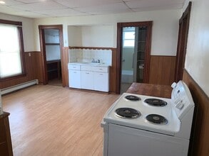 Building Photo - 494 Pleasant St