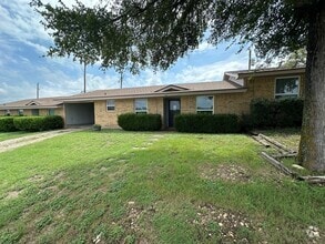 Building Photo - 204 Karem Cir