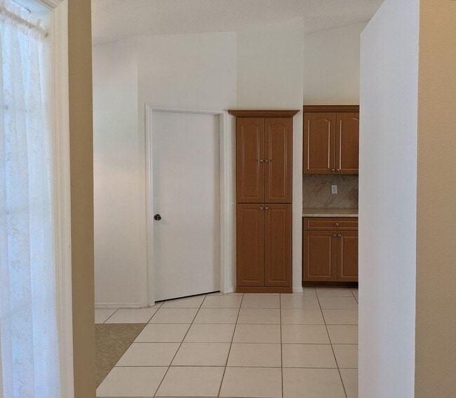 Building Photo - 3/2/2 Home with many upgrades in the 34609...
