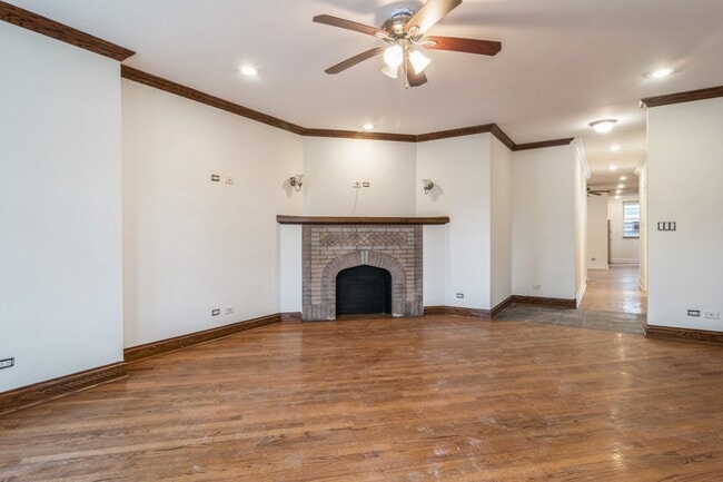 Building Photo - 4242 W Wrightwood Ave