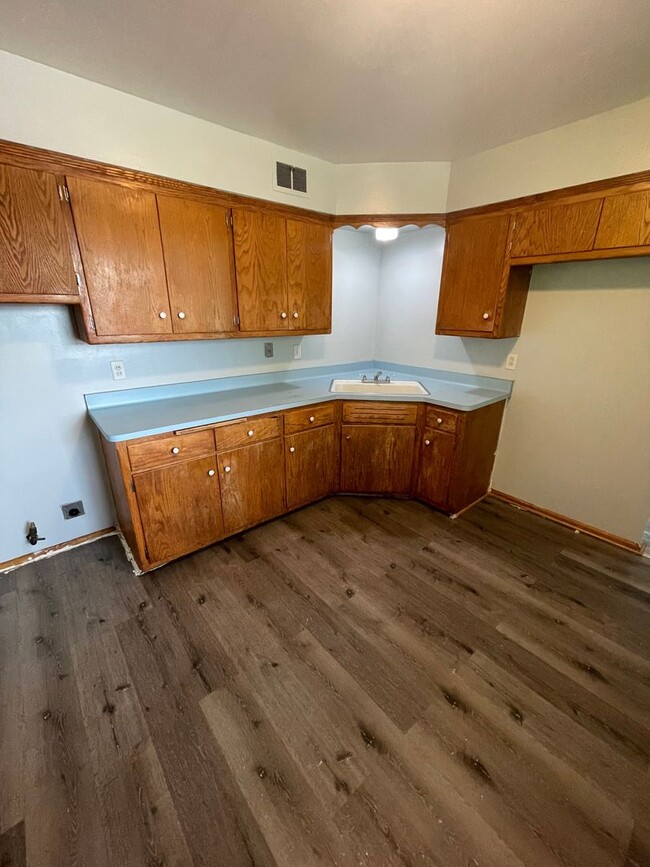 Building Photo - 3 BDR 1 1/2 BTH in West Allis