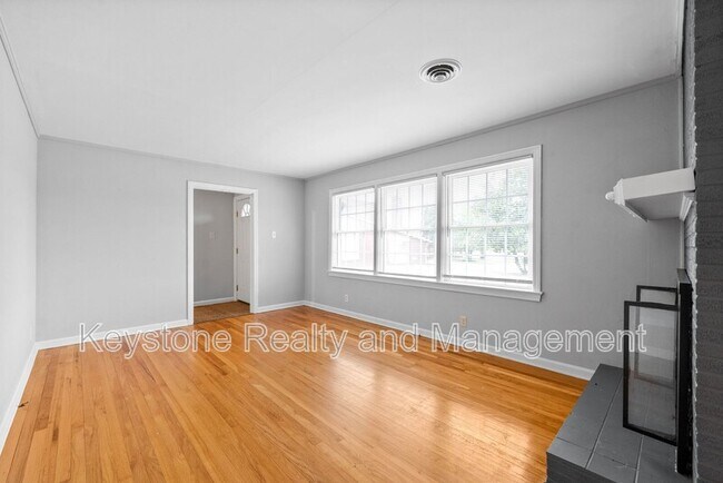 Foto del edificio - 1319 Fort Campbell Blvd