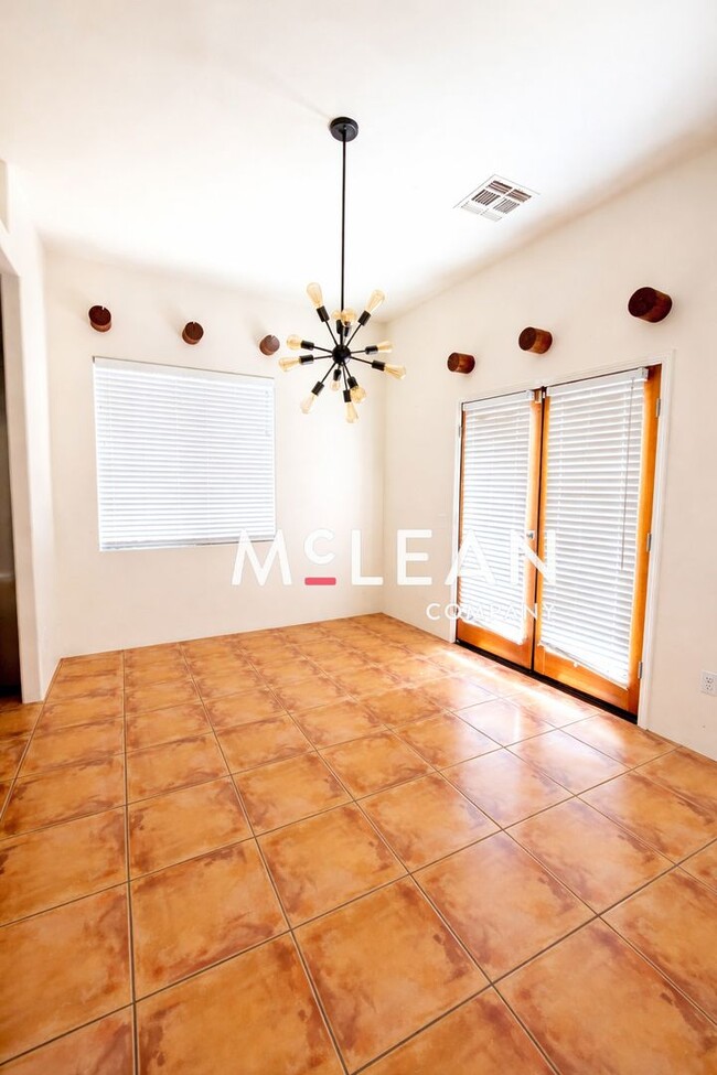 Building Photo - Classic 3 Bedroom Spanish Home with Pool