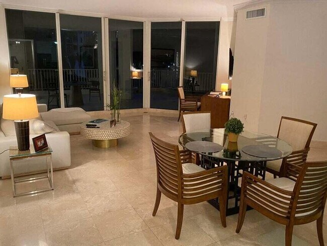 Foto del edificio - 705 Crandon Blvd