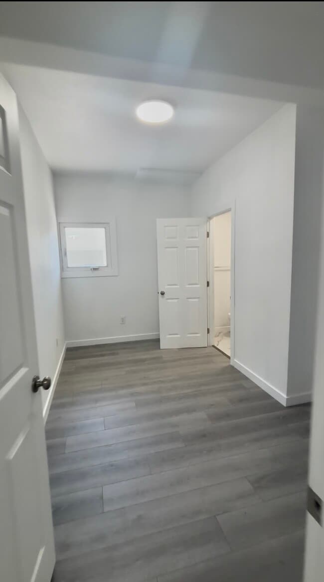 Foto del edificio - 1582 W 29th St