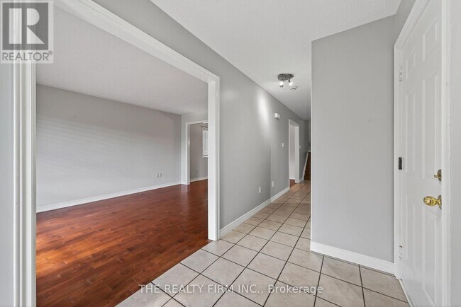 Building Photo - 33 Stoneycreek Crescent