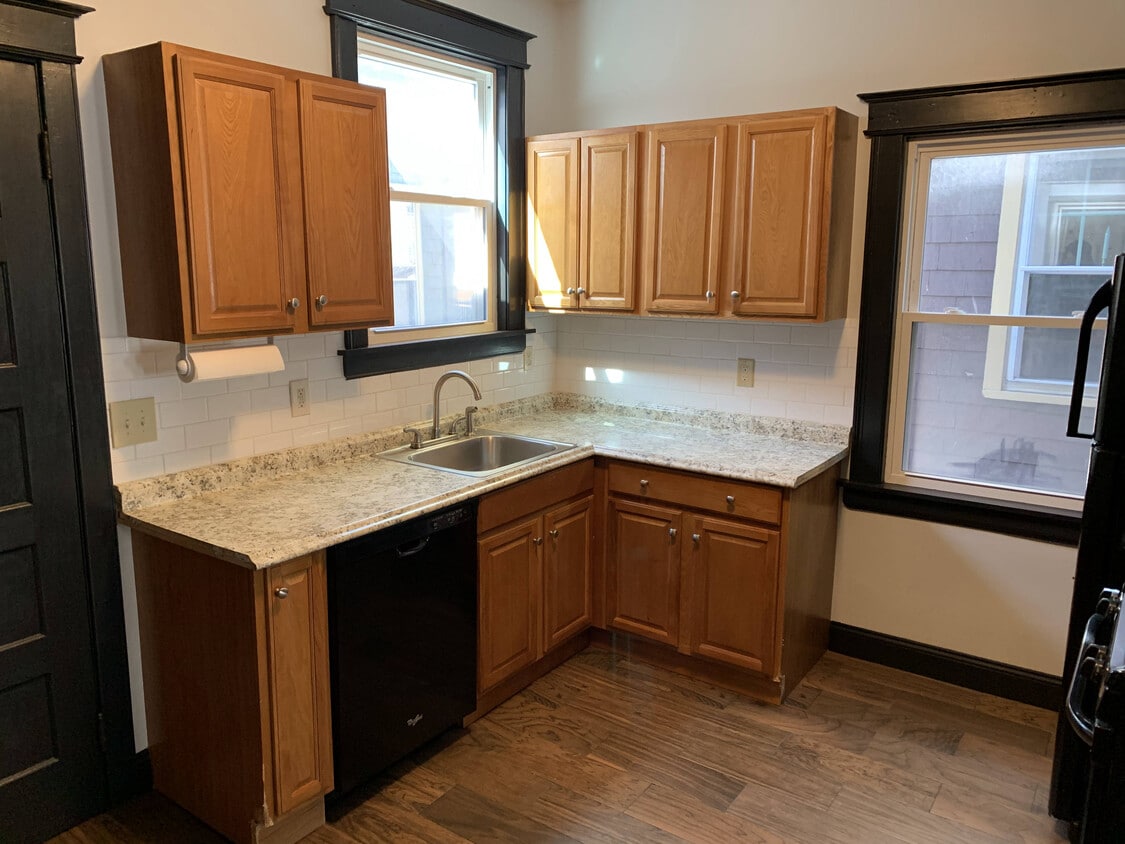 kitchen - sink/tiled backsplash/dishwasher - 47 Nicholson St