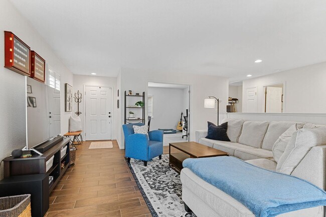 Foto del edificio - Updated 3bed/3bath with Finished Basement