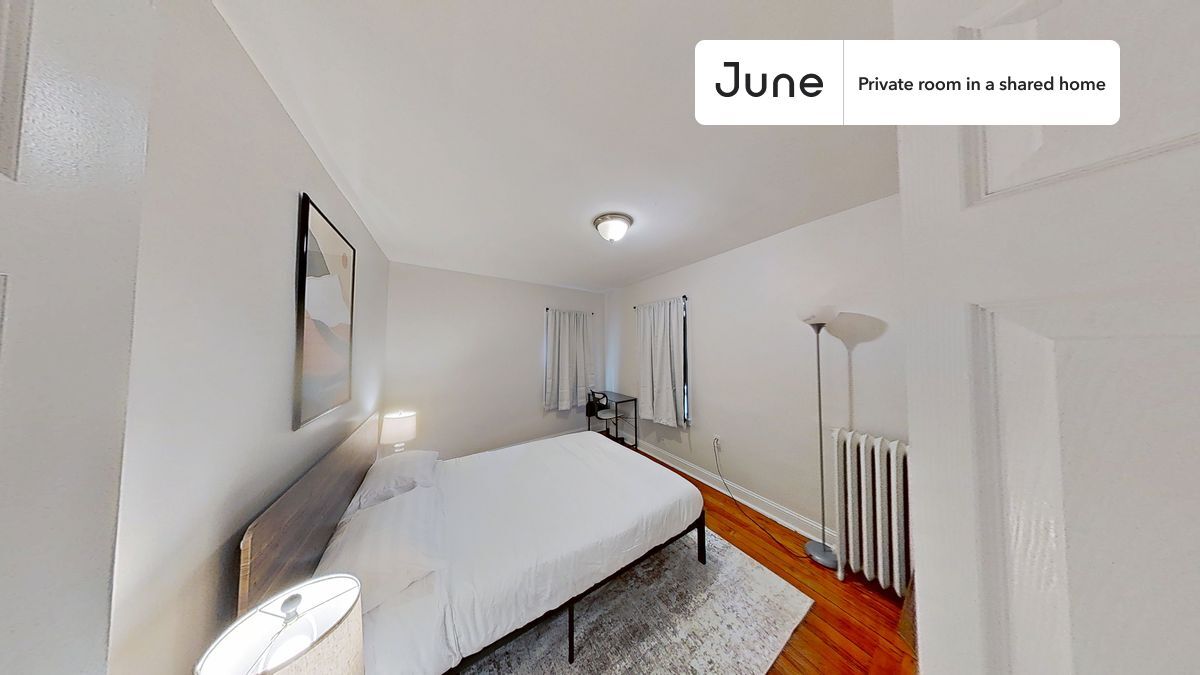 Foto principal - Private bedroom in 4 bed/1 bath Home