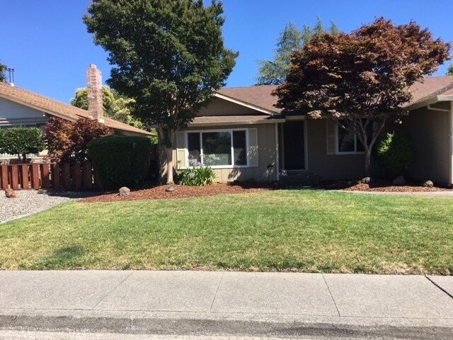Building Photo - One Level House ~  3br/2ba East Petaluma home
