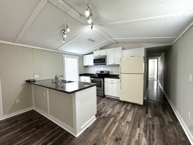 Building Photo - Single Family Manufactured Home- Ready for Move In!