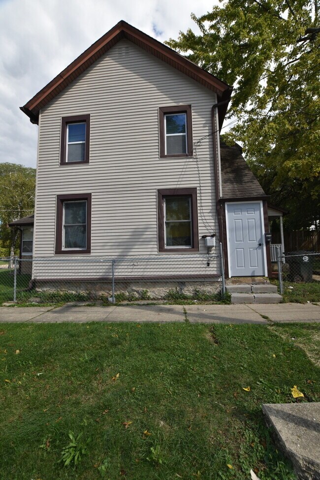 Building Photo - 901 E Benton St