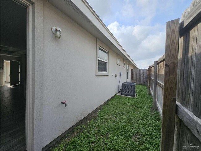 Foto del edificio - 9 Summerland Ln