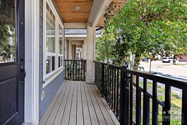 Photo du bâtiment - Beautiful Family Home in Panorama Ridge – 3 Bedroom Upper-Level Home with Double Garage
