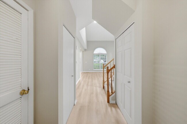 Foto del edificio - Beautifully Updated End-Unit Townhome