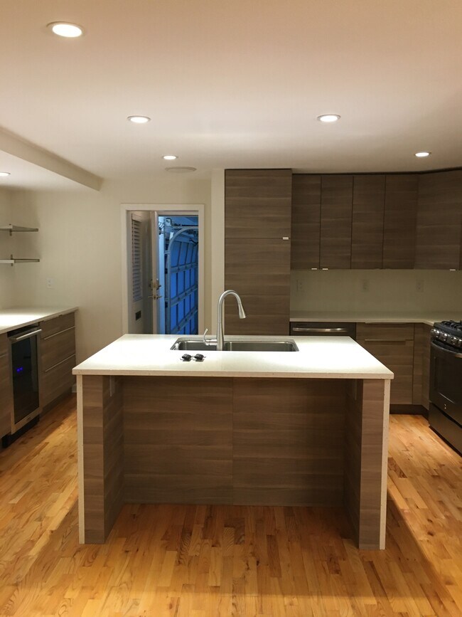 Foto del edificio - 4715 6th Ave NW