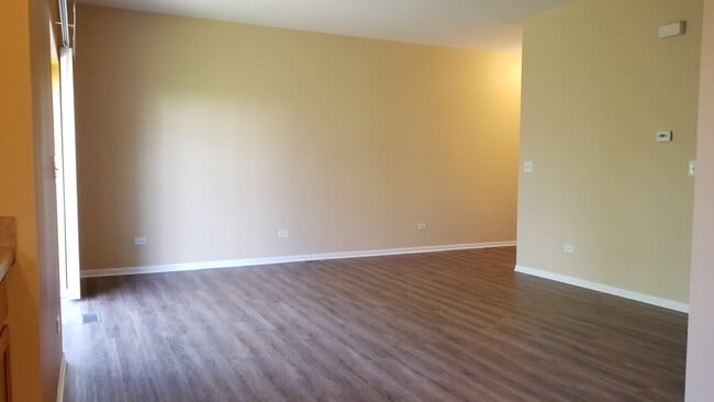 Building Photo - 1126 Clover Dr