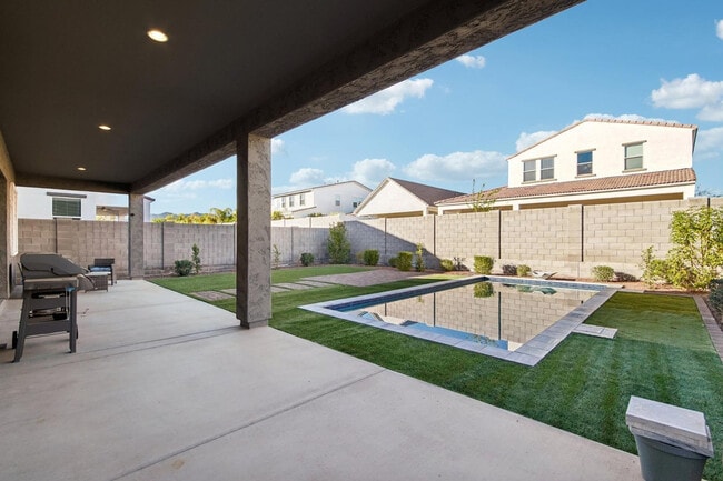 Foto del edificio - 19770 W Montecito Ave