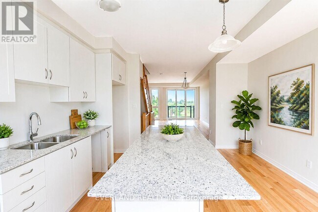 Photo du bâtiment - 1667 Bur Oak Ave