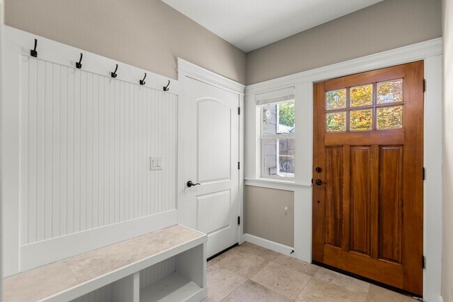 Building Photo - 4 Bedroom 3 Bath Upscale Luxury Fisher's L...