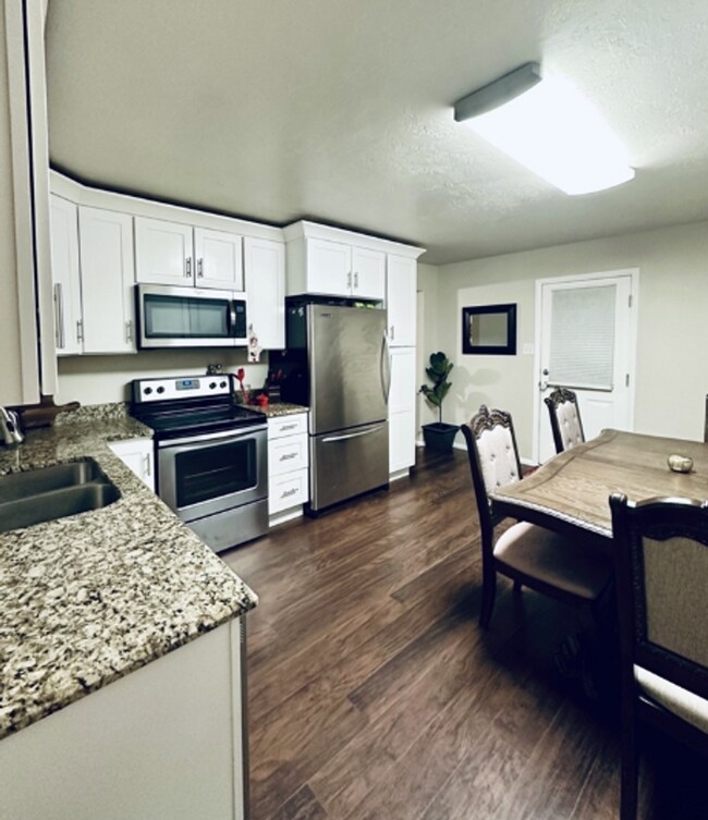 Building Photo - Charming Pet-Friendly Rental Available Now!