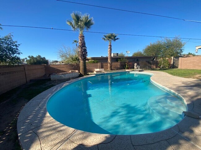 Foto del edificio - SINGLE LEVEL TEMPE HOME WITH A POOL ON COR...