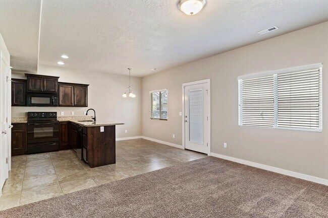 Foto del edificio - 3 Bed 2.5 Bath Layton Townhome