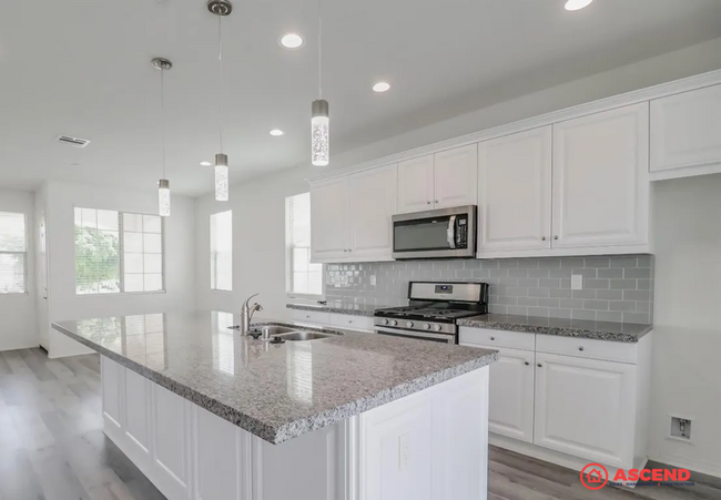 Foto del edificio - Stunning 4BR/3.5BA Home – 2,300 SqFt | Gated Community w/ Pool, Gym & Clubhouse | Gardener Included!