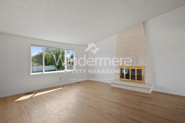 Building Photo - Spacious 4 bedroom 3 bath South Hill Home