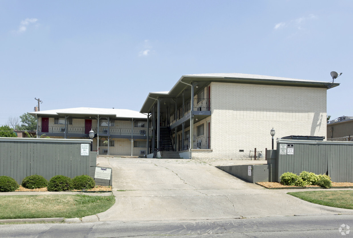 Primary Photo - Cherry Street Villas