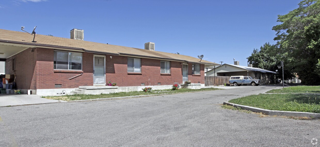 Building Photo - 444-448 E Penney Ave