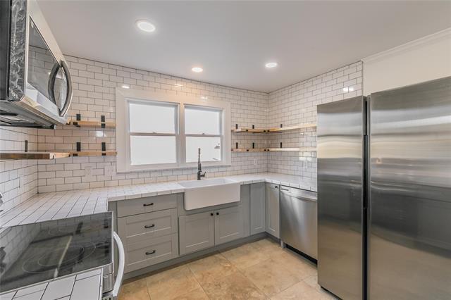 Building Photo - 722 W Oak St