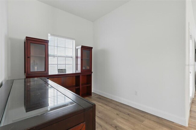 Foto del edificio - 3024 W Douglas St