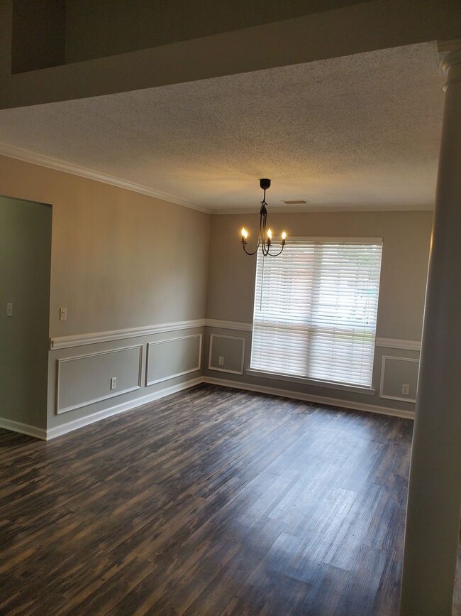 Building Photo - 4 Bedroom with fenced in backyard in the P...