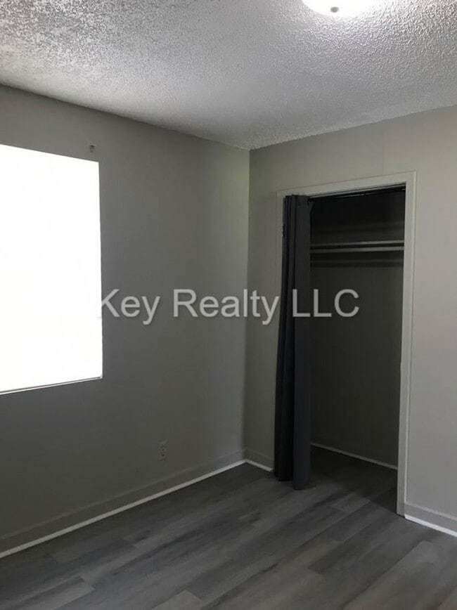 Building Photo - 413 Hickory St