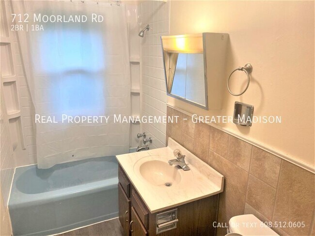 Building Photo - Perfect 2 bedroom duplex with great access...