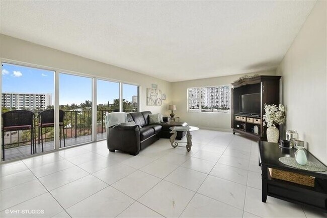 Foto del edificio - 1200 Hibiscus Ave