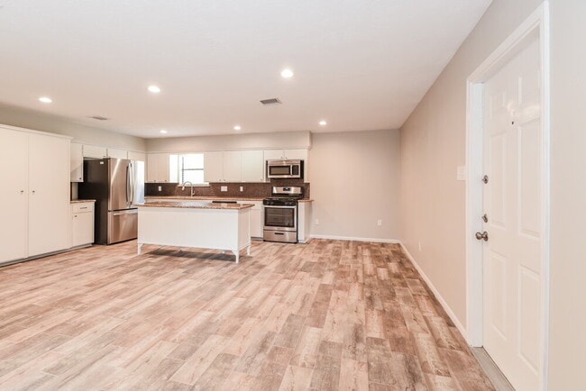 Building Photo - 6511 Gleneagles Dr