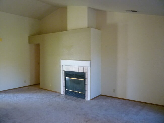 Building Photo - 3 Bedroom close to PV High School