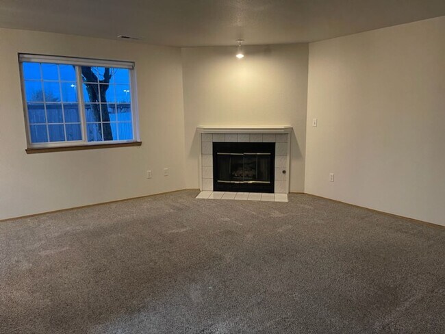 Foto del edificio - 3 bdrm, 2.5 bath, 2 car garage  (1 attached, 1 detached), Fenced yard, Minutes to Mall and I-5