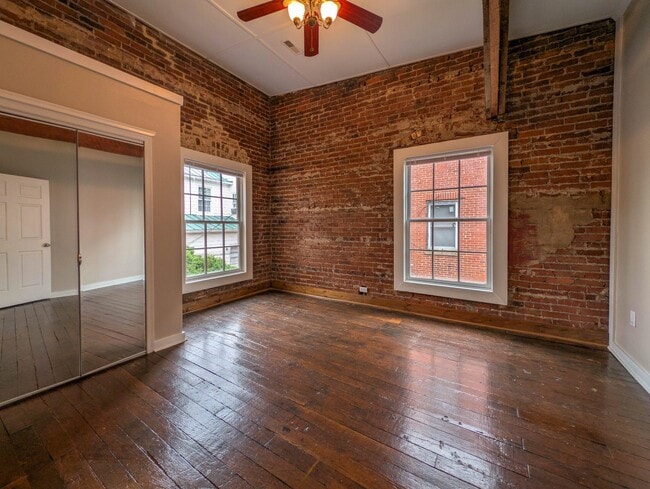 Building Photo - 112 E Cameron St