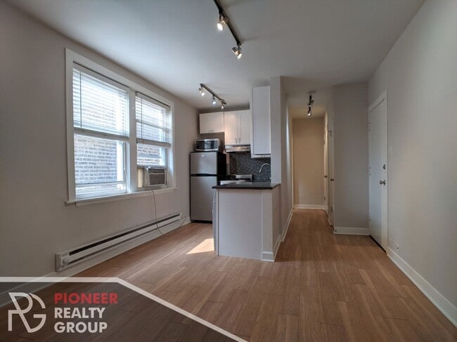 Building Photo - 511 W Belmont Ave