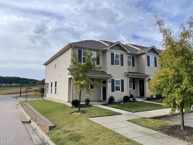 Foto del edificio - 2021 Wiggins Village Dr